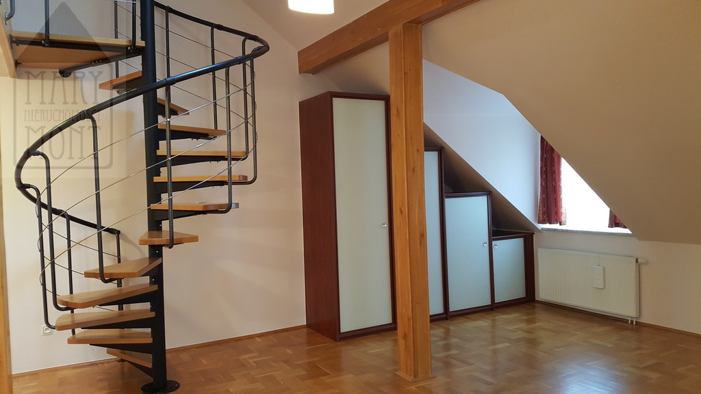 Apartament z antresolą. Miejsce postojowe