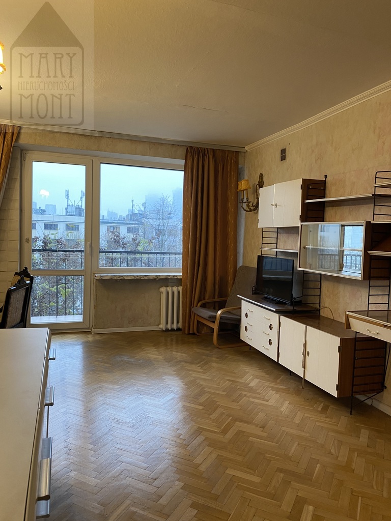 2 pokoje z oddzielną widną kuchnią. Balkon