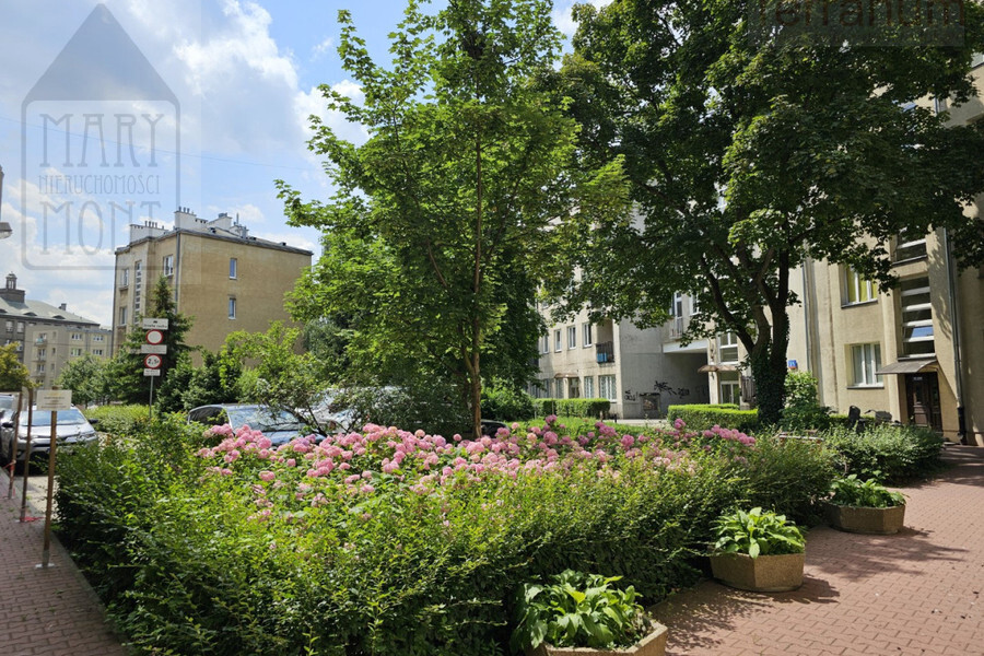 W kamienicy 3 pokoje, widna kuchnia, balkon.