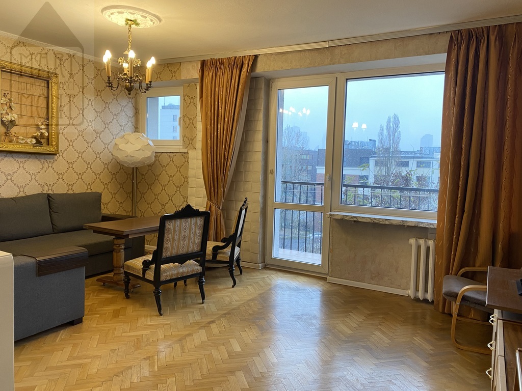 2 pokoje z oddzielną widną kuchnią. Balkon
