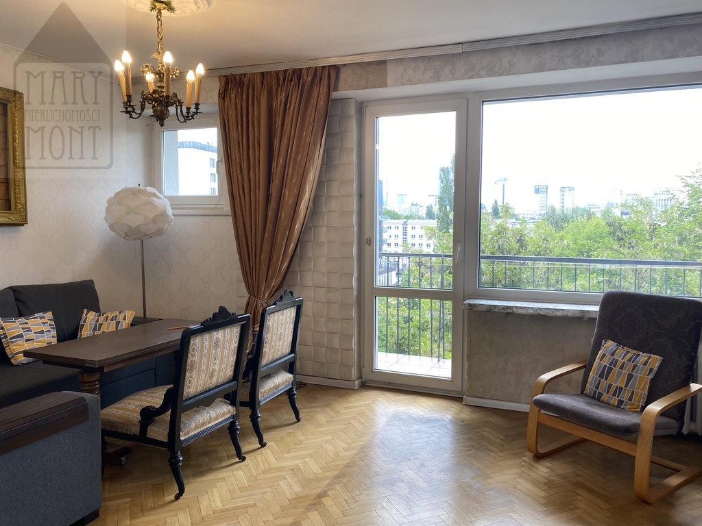 2 pokoje z oddzielną widną kuchnią. Balkon