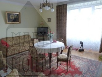 W kamienicy 3 pokoje. Garaż